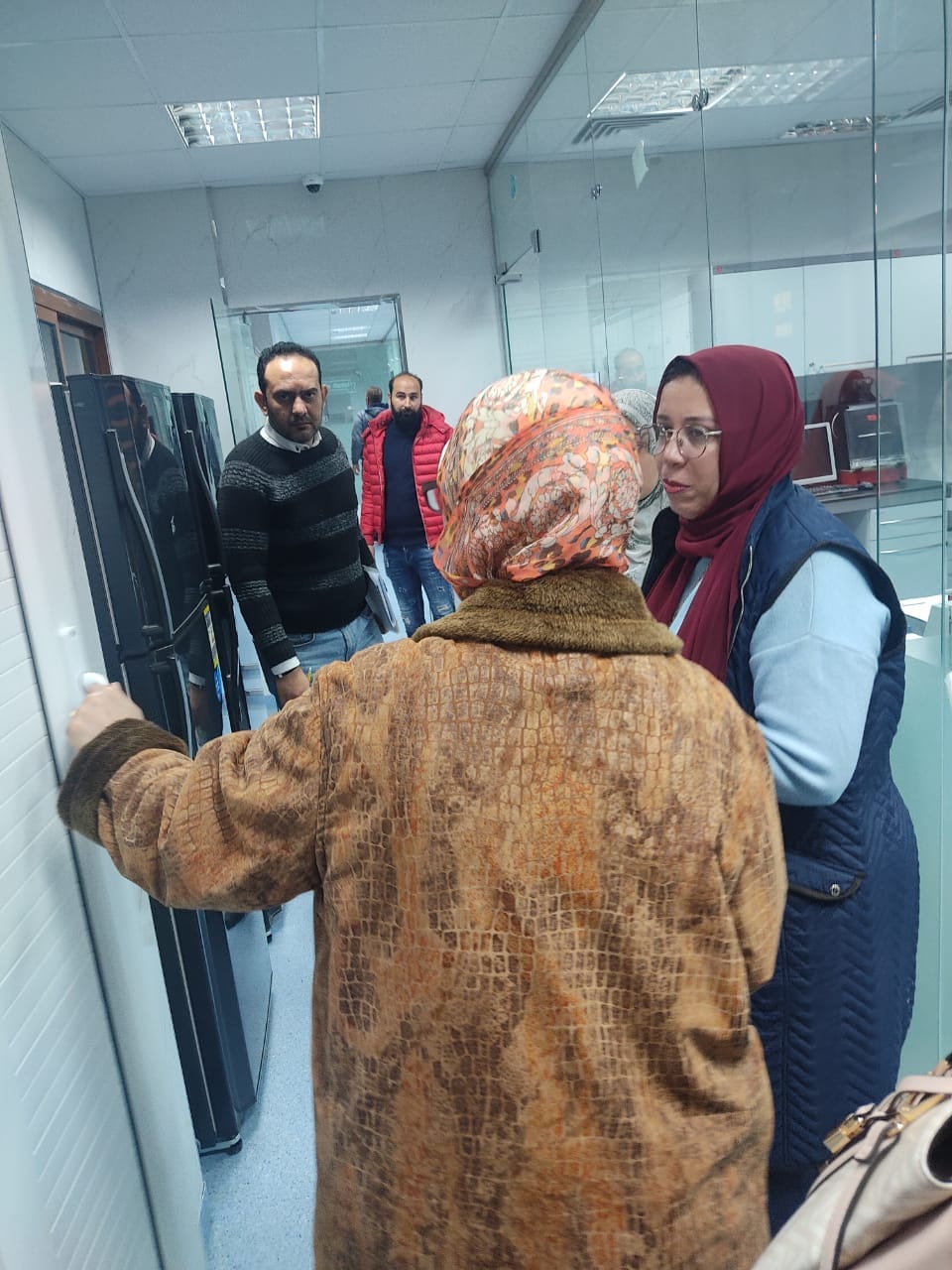 نظمت لجنه السلامه والصحه المهنيه التابعه لقطاع شئون خدمه المجتمع وتنميه البيئه *تدريب السلامه والصحه المهنيه في المعامل